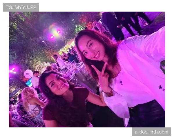 郑钦文赛前啃汉堡，赛后拎爱马仕走人